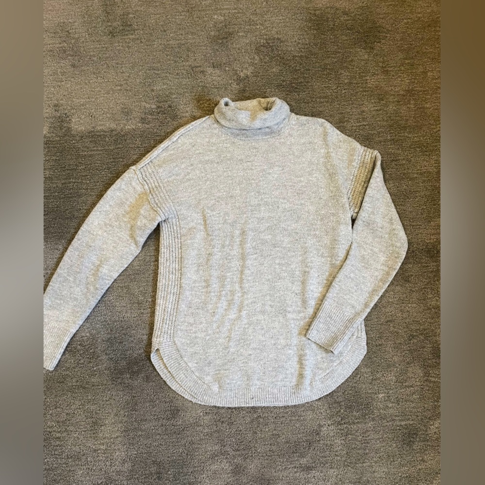 Gap women’s sweater size M heather gray mock neck excellent condition no stains